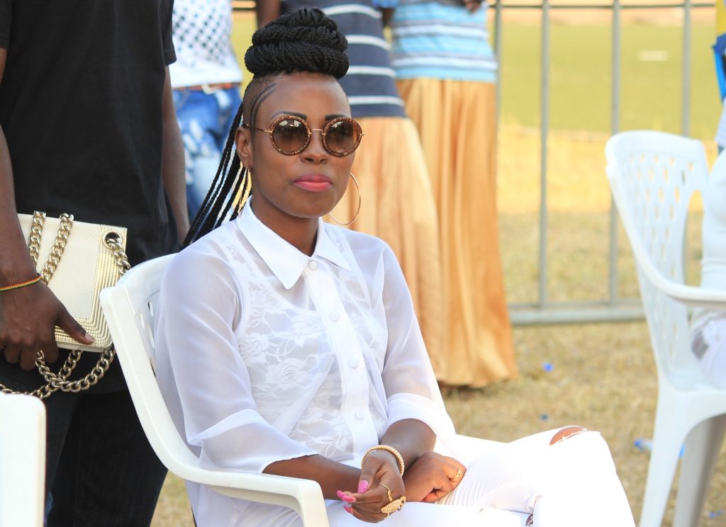 Une musicienne sous côtée