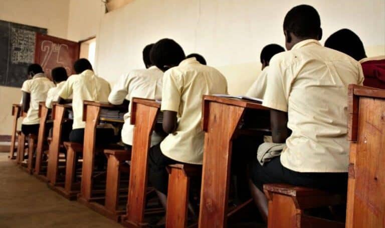 Dans un internat de filles, une étrange maladie menace la quiétude des lieux