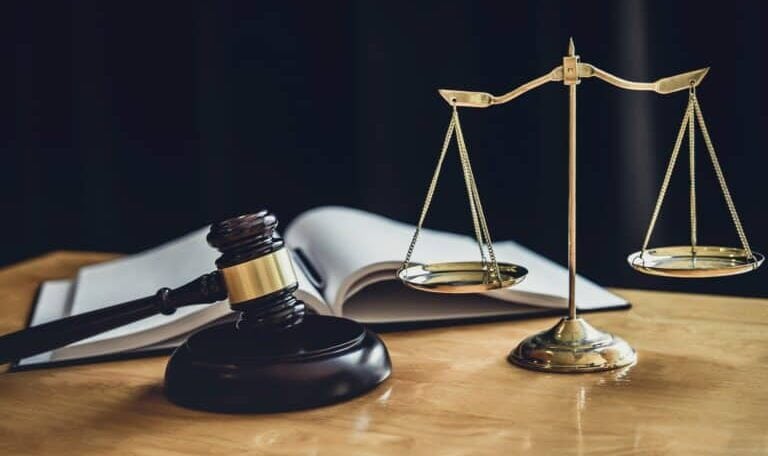 La justice au-delà des railleries