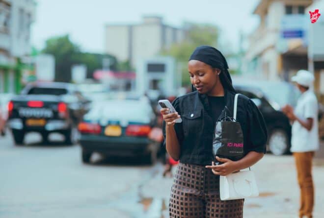 Autonomisation financière des jeunes : le statut WhatsApp, un vrai gagne-pain