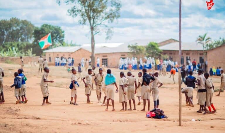 Umwaka wa gatandatu w’aho hambere : ntihari aho gutuma umwana !
