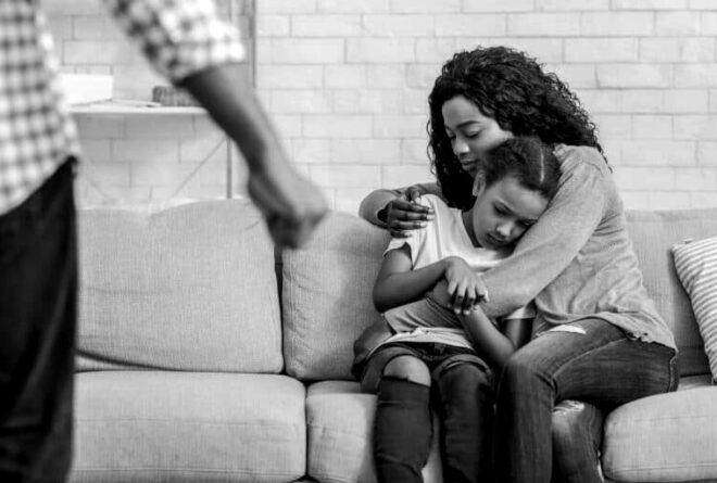 Les enfants, ces victimes de violences par procuration