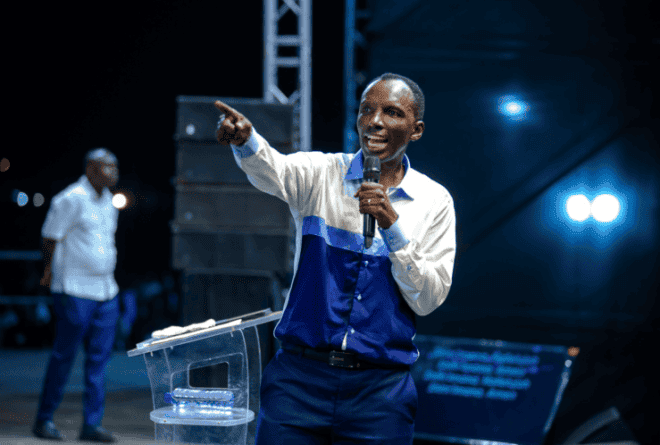 Burundi : qui est Chris Ndikumana, ce prédicateur qui draine les foules ?