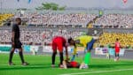 Un joueur blessé sur le terrain de foot