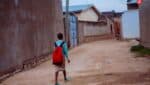 Enfant élève et écolier au quartier venant de l'école (1).jpg