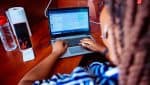 femme au bureau une dame au bureau en train d'écrire dactilograhie laptop télephone au bureau (4).jpg